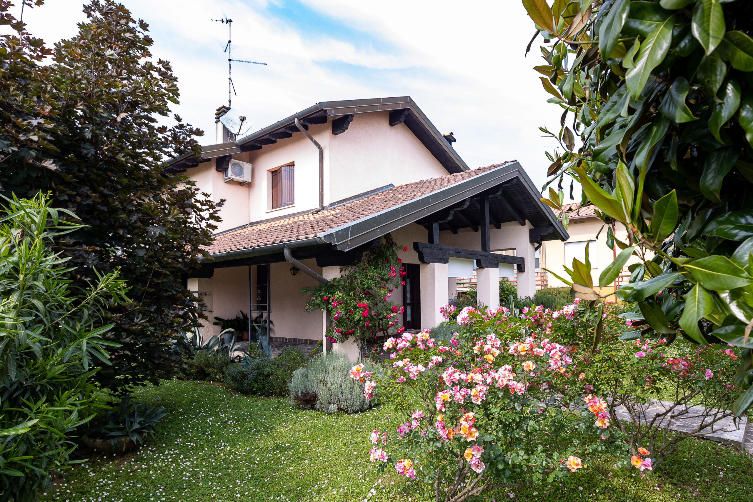Villetta indipendente con giardino curato