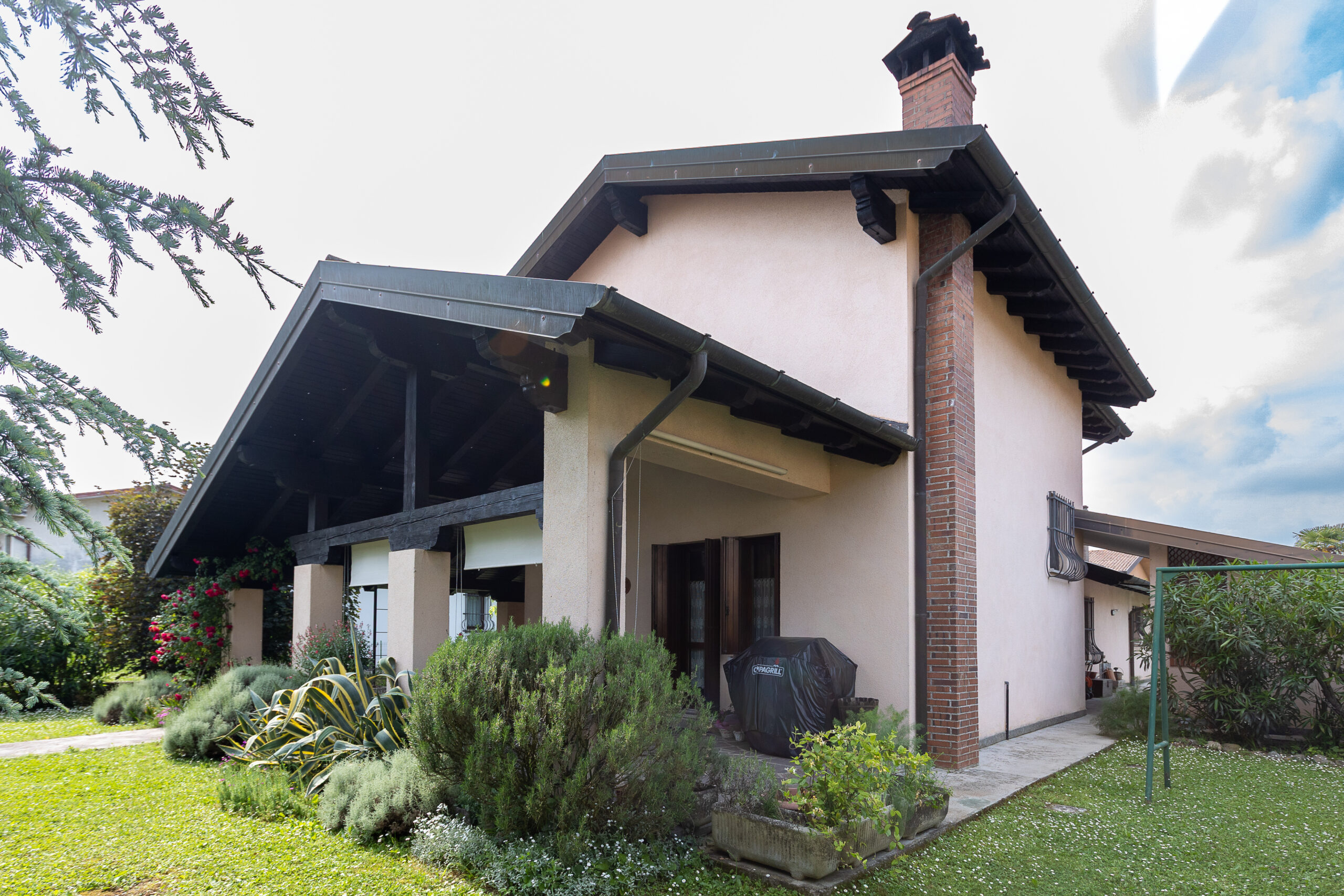 Villetta indipendente con giardino curato