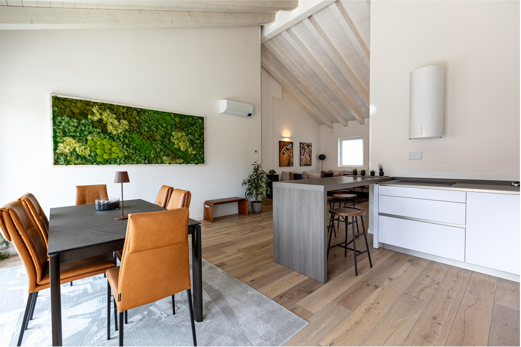 Tavolo da pranzo moderno in open space luminoso e raffinato