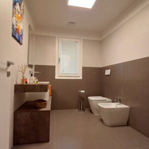Bagno moderno con sanitari di design