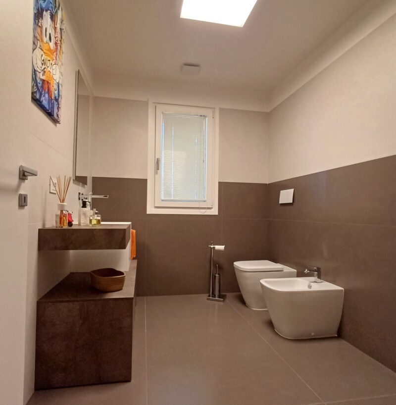Bagno moderno con sanitari di design