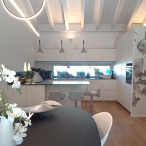 Cucina interna: spazi ben distribuiti e materiali eleganti
