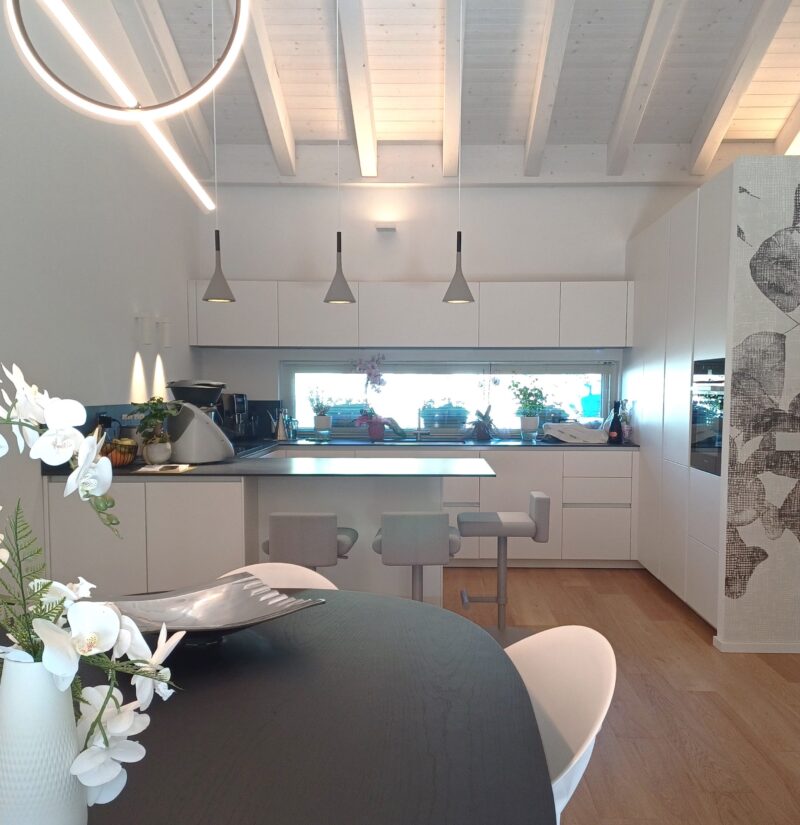Cucina interna: spazi ben distribuiti e materiali eleganti