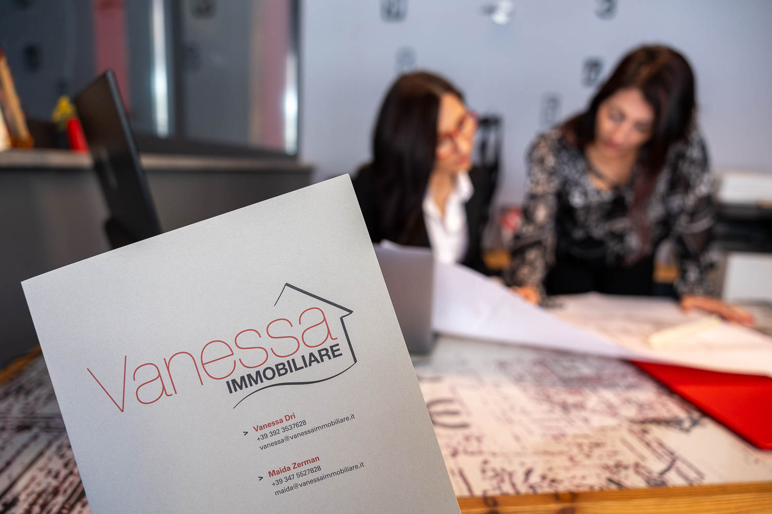 Maida al lavoro nell'ufficio di Vanessa Immobiliare