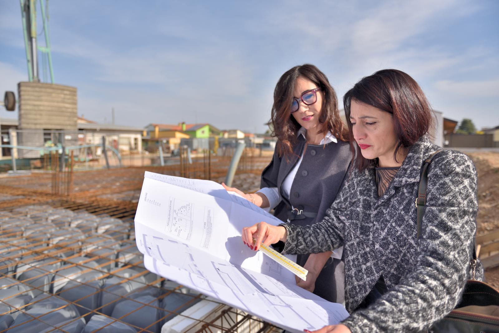 Vanessa e Maida verificano l’avanzamento lavori in cantiere