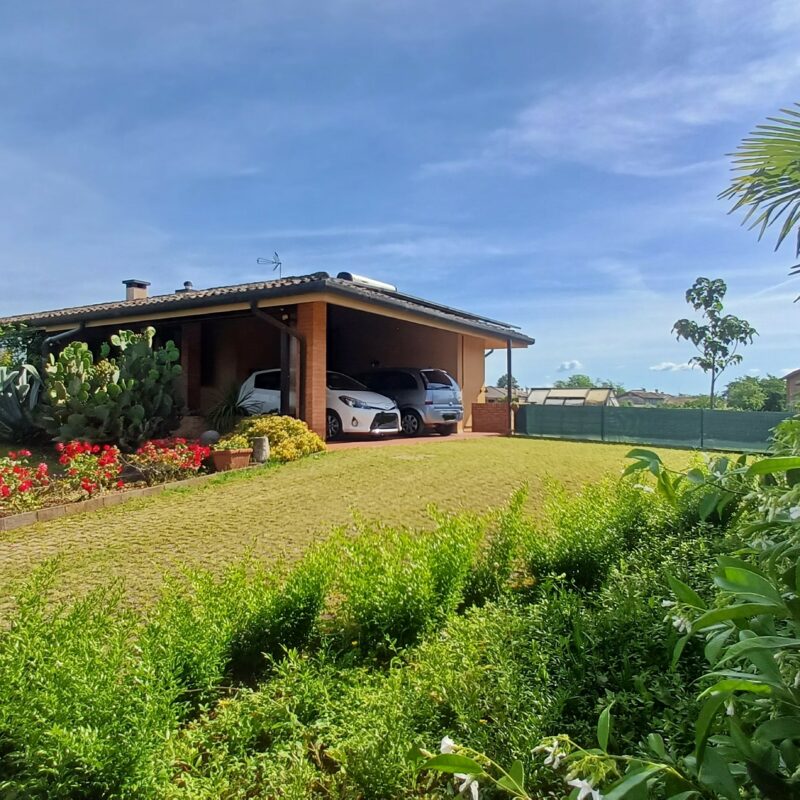 Signorile villa unifamiliare circondata da giardino