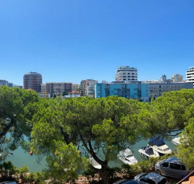 Grado, appartamento su due piani, vista canale