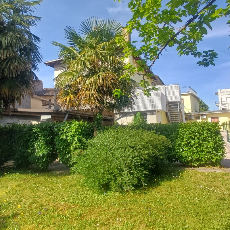Intero edificio residenziale - commerciale