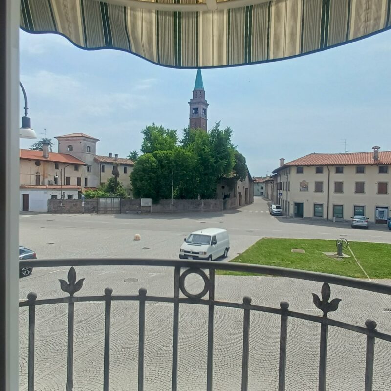 Casa ristrutturata con corte privata, autorimessa doppia.