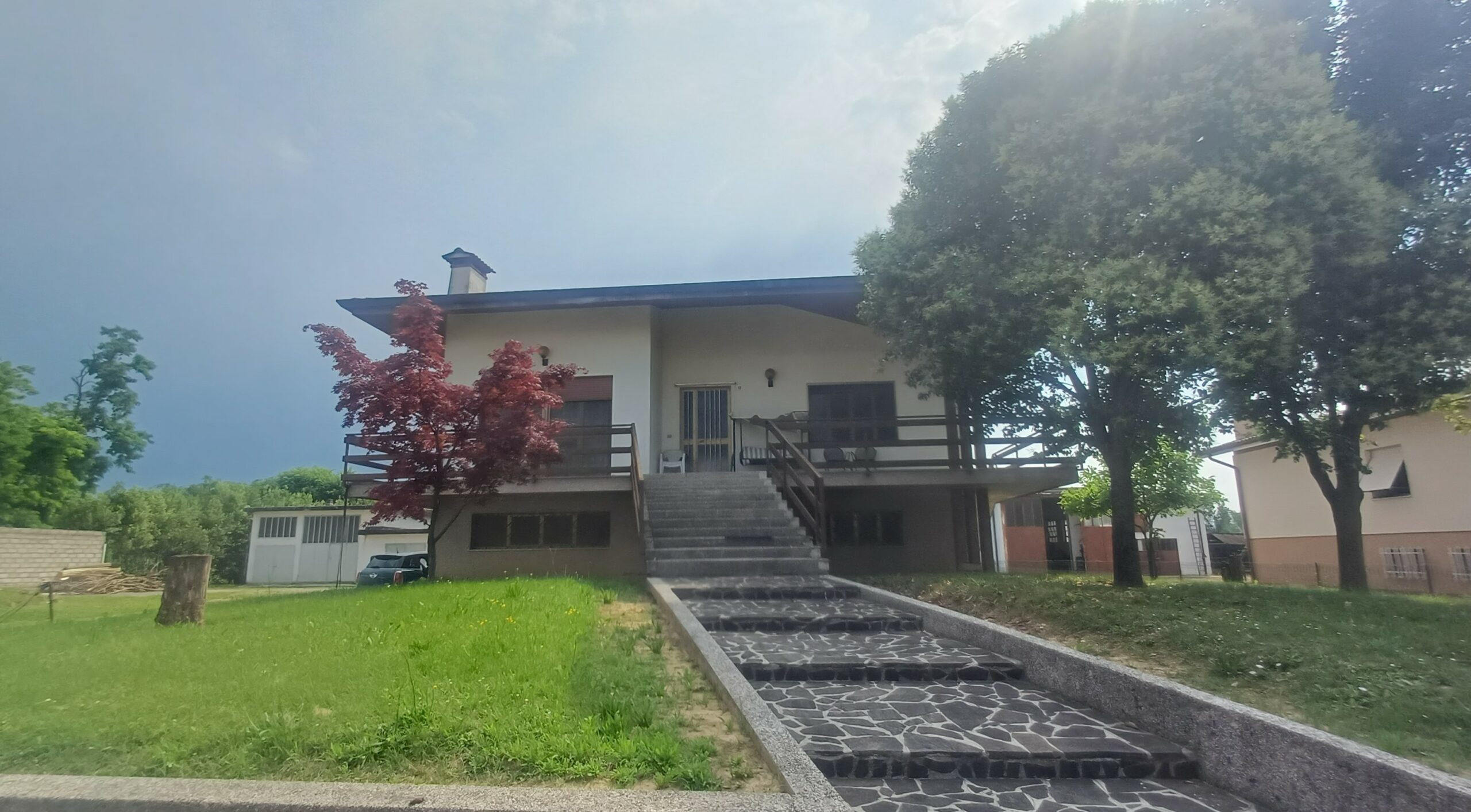 Percoto, casa indipendente con ampio giardino privato e fabbricato accessorio.